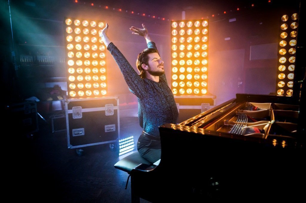 Fotografía de Marco Mezquida interpretando en piano, capturando la pasión y concentración del músico durante un concierto en directo.