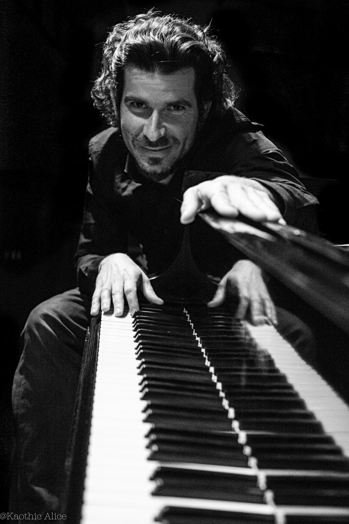 Primer plano de Marco Mezquida mirando a cámara, transmitiendo cercanía y presencia del pianista y compositor en su entorno profesional.