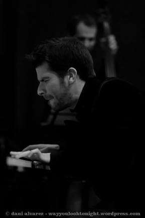 Fotografía de Marco Mezquida tocando el piano en directo, representando su faceta de compositor, improvisador y productor internacional.